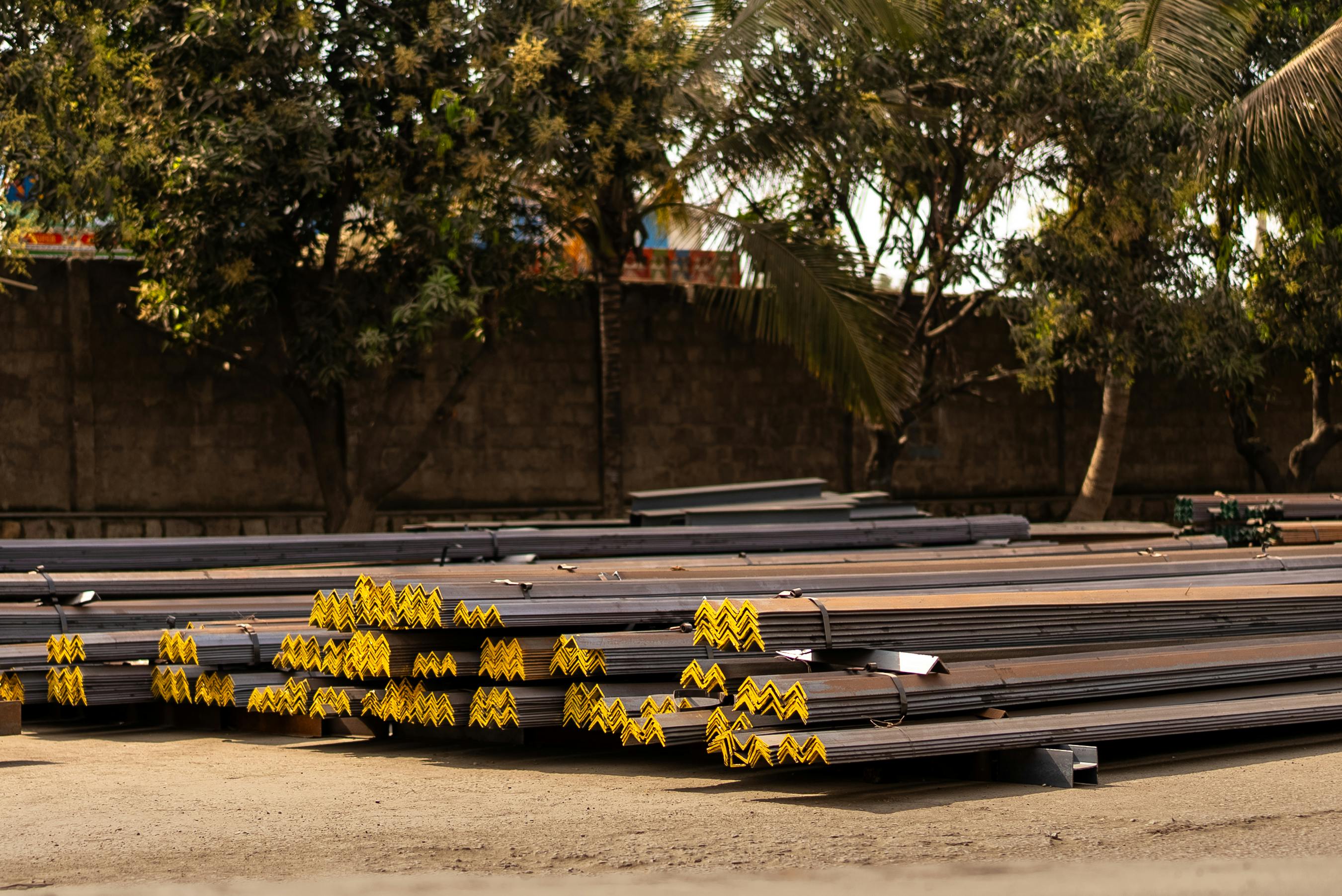 Building materials warehouse with multi-product storage